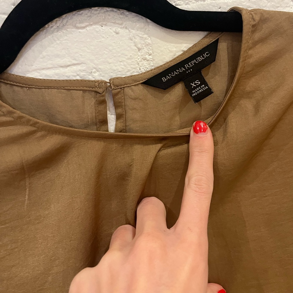 Banana Republic Satin Effect Tan Blouse T-Shirt - Picture 3 of 5
